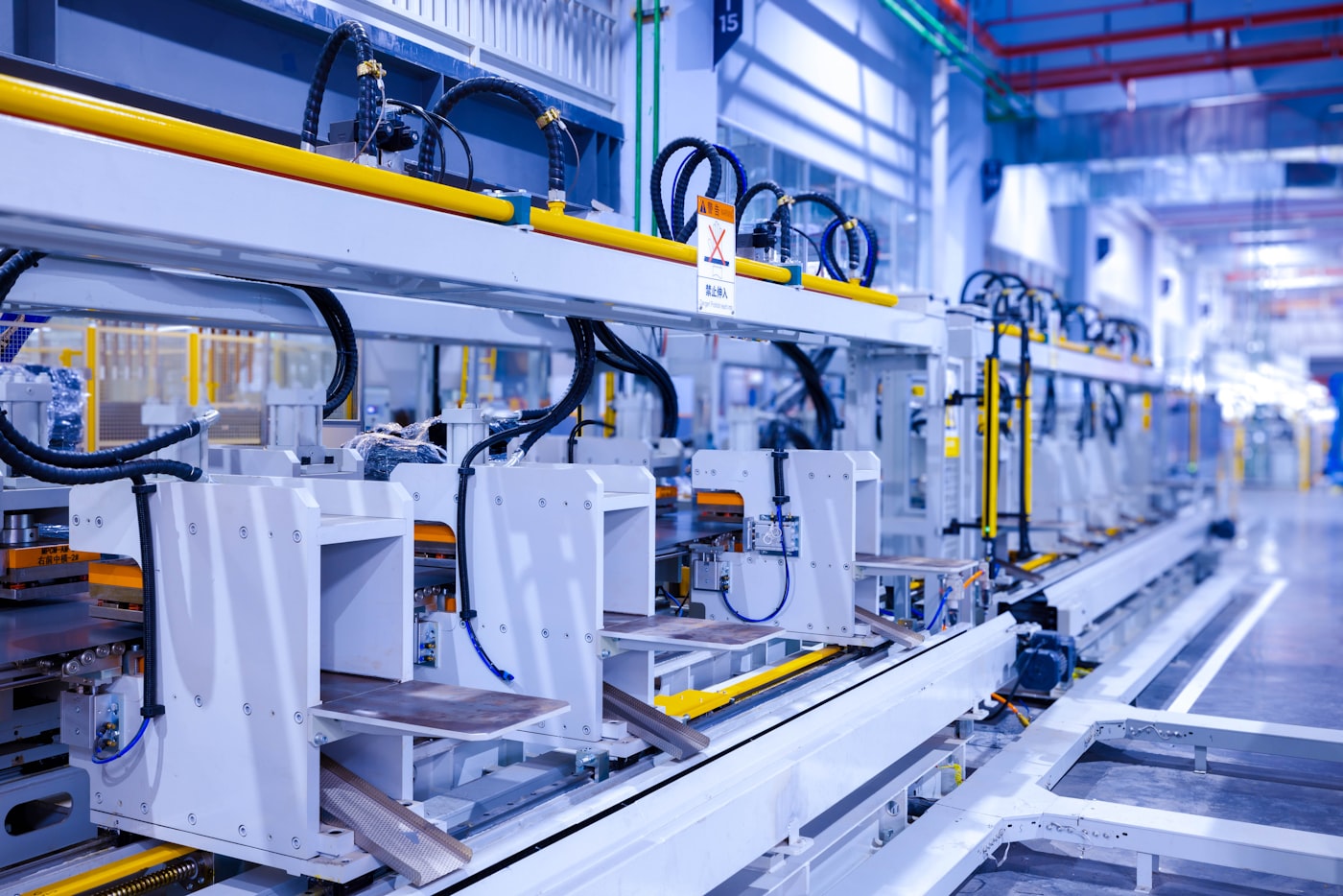 Línea de producción en una planta industrial