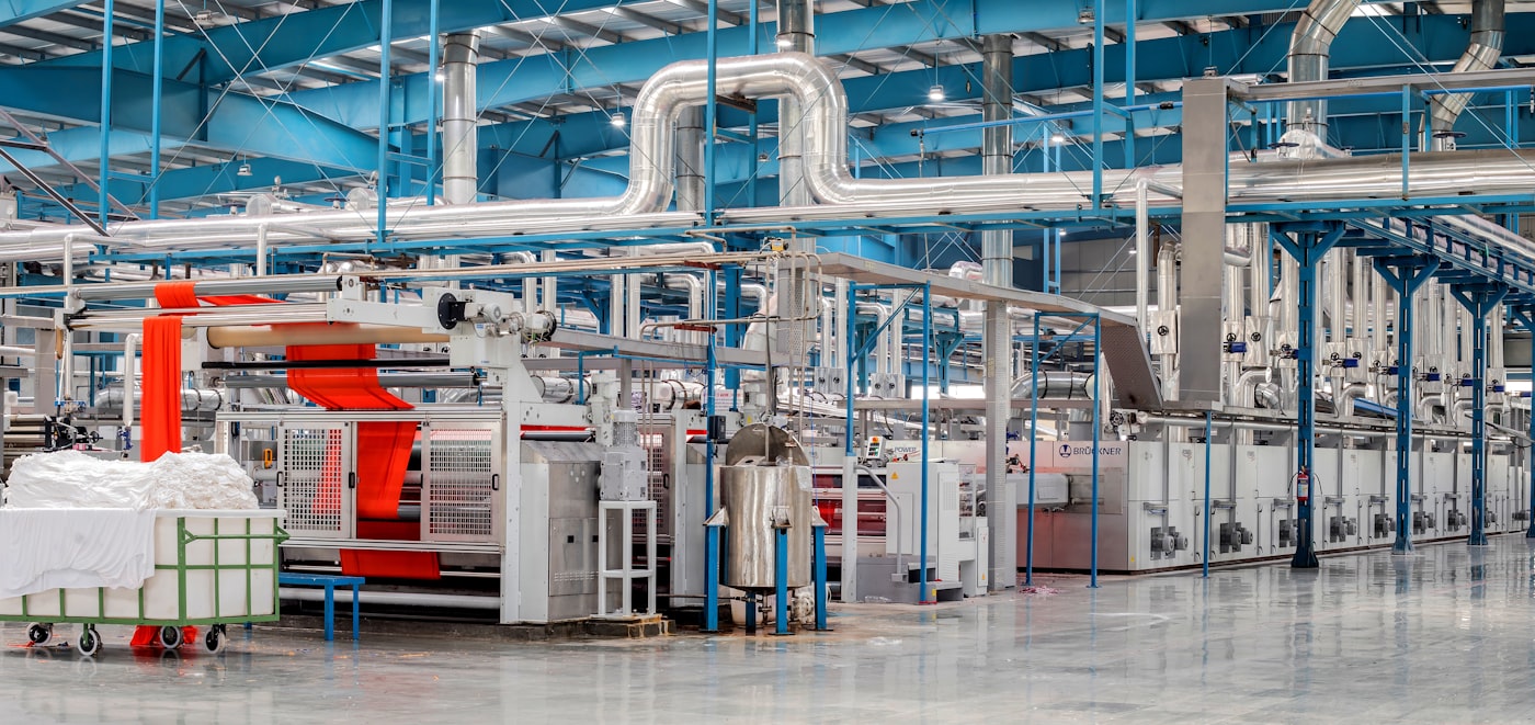 Interior de una planta con conducciones y maquinaria